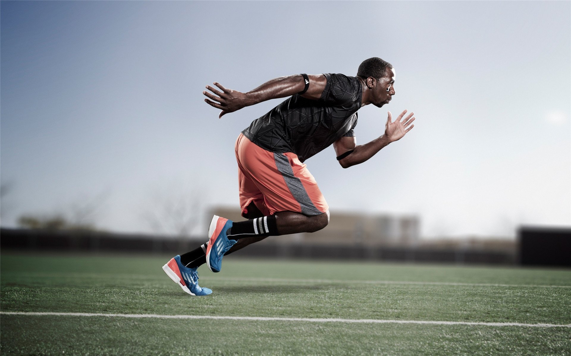 爱游戏官方-弗兰：全黑队的“速度怪兽”，突破后快速找到队友为其创造机会